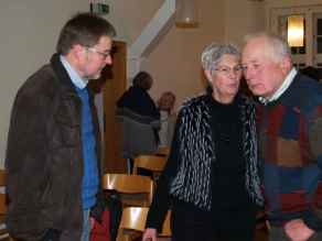 Dr. Reinhard von Trott zu Solz (links) im Gespräch mit Gästen in Imshausen