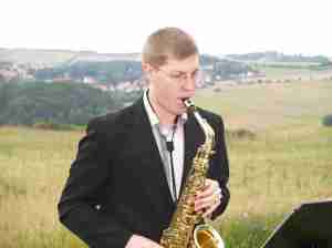 Marcel Schmidt (Saxophon) bei der Gedenkfeier am 20. Juli 2012